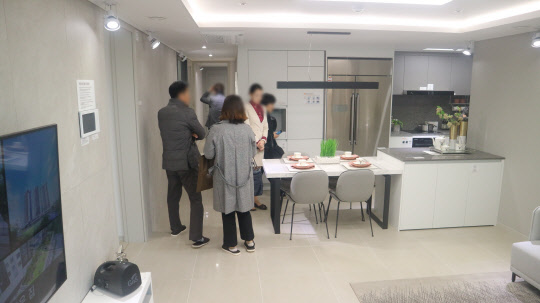 주택도시보증공사(HUG)의 분양가 통제로 비강남권에서도 수억원대의 시세차익이 기대되는 분양단지가 나오고 있다. 사진은 DMC 금호 리첸시아 전용면적 74㎡ 유니트.  이상현기자